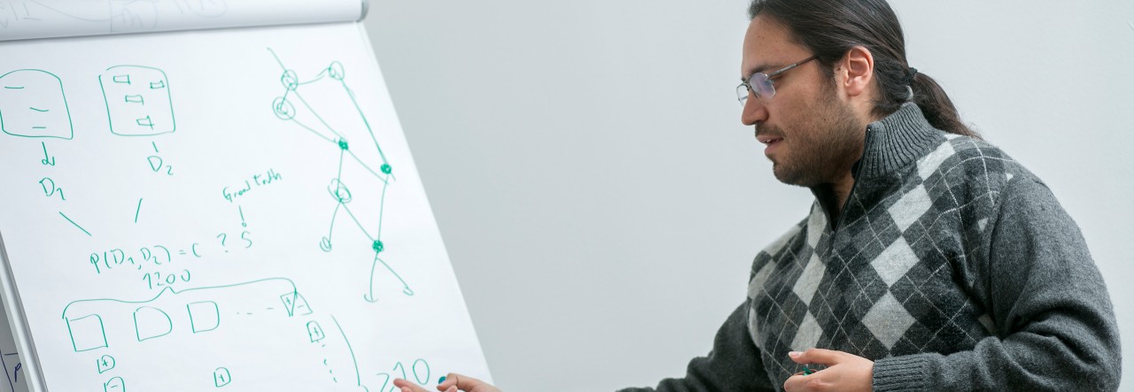 Person at a flip chart explaining diagrams